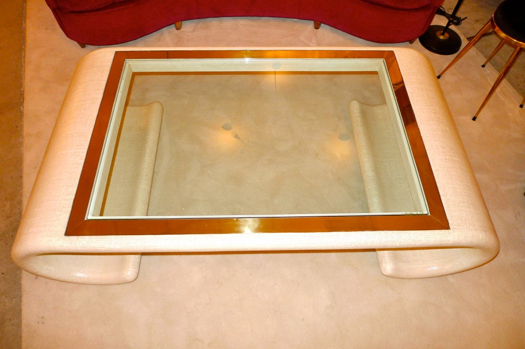 Laqué Table de cocktail Ming enveloppée de lin à volutes d'Ernest C. Masi en vente