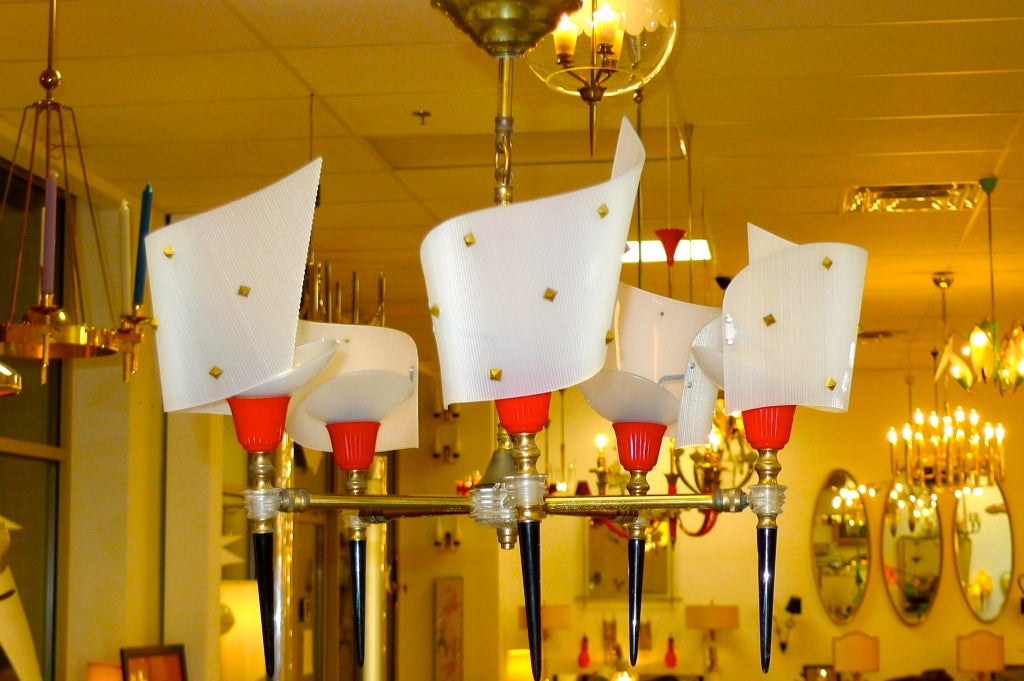Plastique fantastique ! Lustre moderniste français dans le style de Pierre Guariche. Cinq lampes torches montées par des tiges en laiton sur un moyeu en lucite. La longueur de la chaîne peut être ajustée.

Remarque : un deuxième modèle est