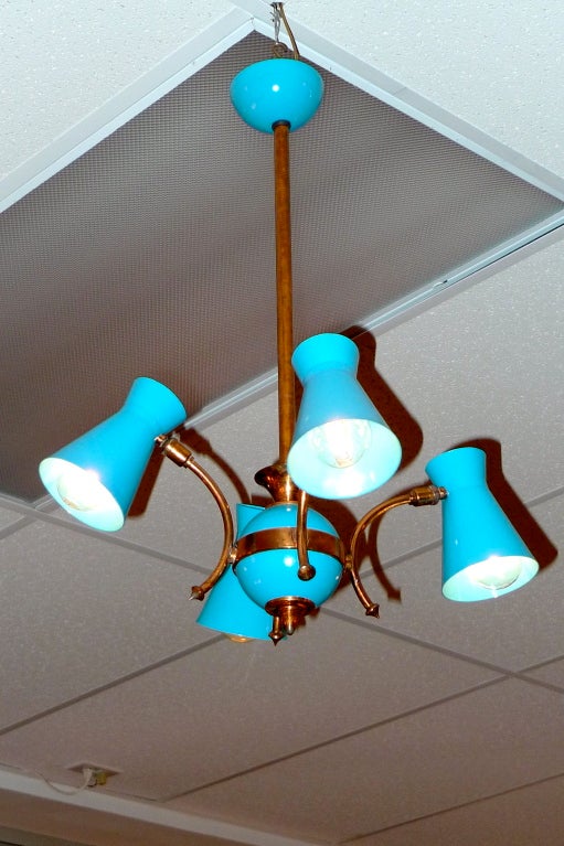 Insolito lampadario dei primi anni '50 in Francia, realizzato in rame (al contrario del solito ottone) e in stile Guariche, con coni di diabolo in alluminio smaltato turchese che emanano da un globo centrale.
