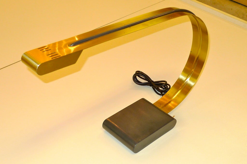 Stilvolle italienische Freischwinger-Arc-Schreibtischlampe im Angebot 4