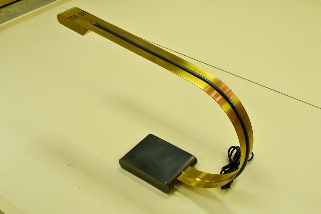 Stilvolle italienische Freischwinger-Arc-Schreibtischlampe im Angebot 2