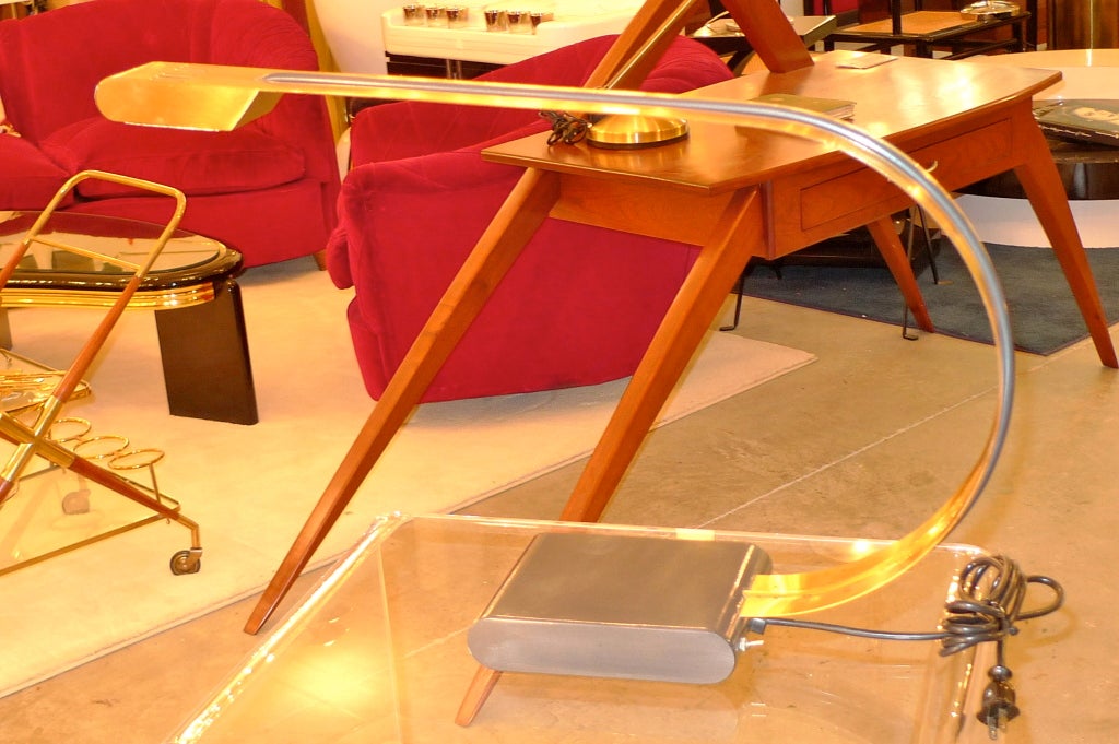 Stylish Italian Cantilevered Arc Desk Lamp For Sale 2