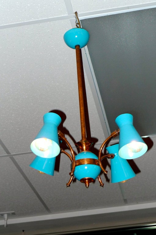 Lampadario francese a quattro bracci degli anni '50 in rame e alluminio turchese in vendita 1