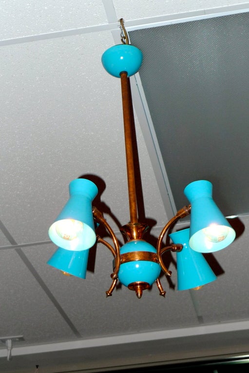 Lustre français à quatre bras des années 1950 en cuivre et aluminium turquoise en vente 1