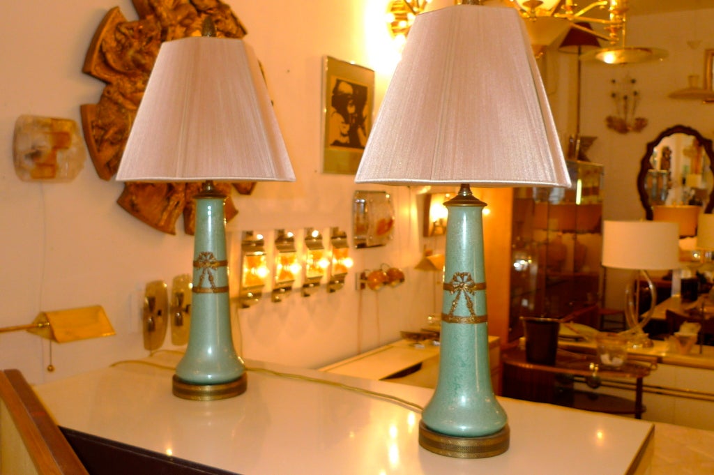 Paar französische, mit Goldbronze beschlagene Celadon-Emaille-Vasen als Lampen (Französisch) im Angebot