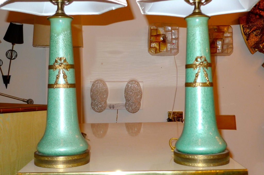 XIXe siècle Paire de vases français en émail céladon montés en bronze doré et convertis en lampes en vente