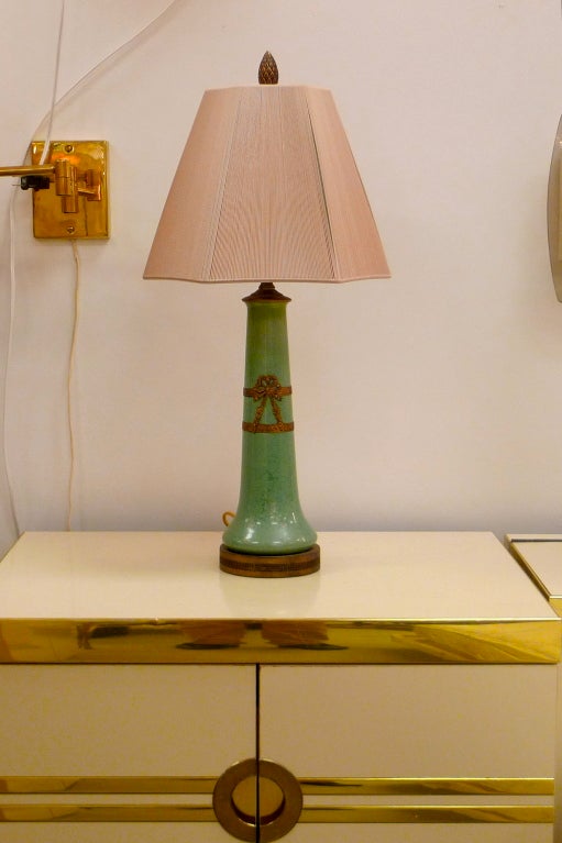 Paire de vases français en émail céladon montés en bronze doré et convertis en lampes en vente 1