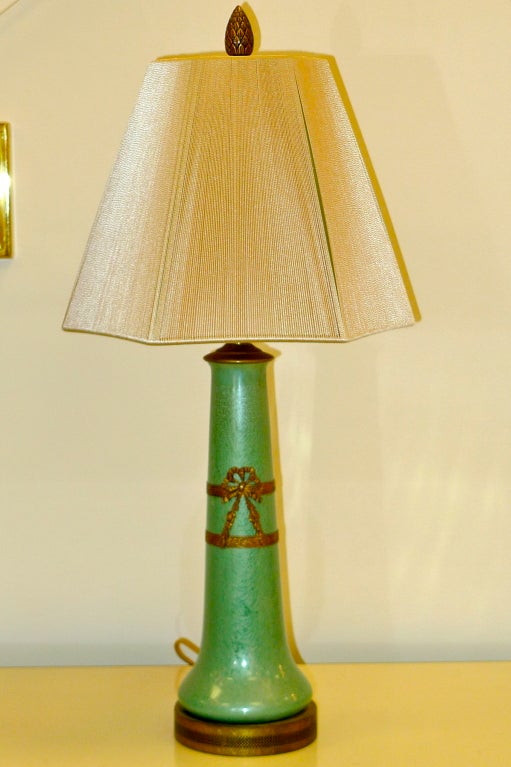 Paar französische, mit Goldbronze beschlagene Celadon-Emaille-Vasen als Lampen im Angebot 2