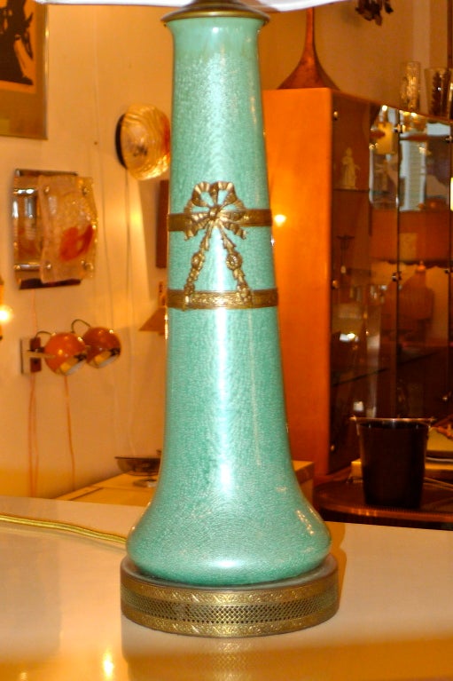 Paire de vases français en émail céladon montés en bronze doré et convertis en lampes en vente 3