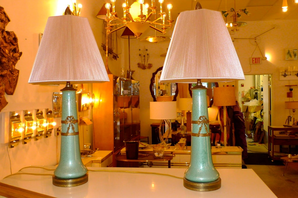 Paar französische, mit Goldbronze beschlagene Celadon-Emaille-Vasen als Lampen im Angebot 4