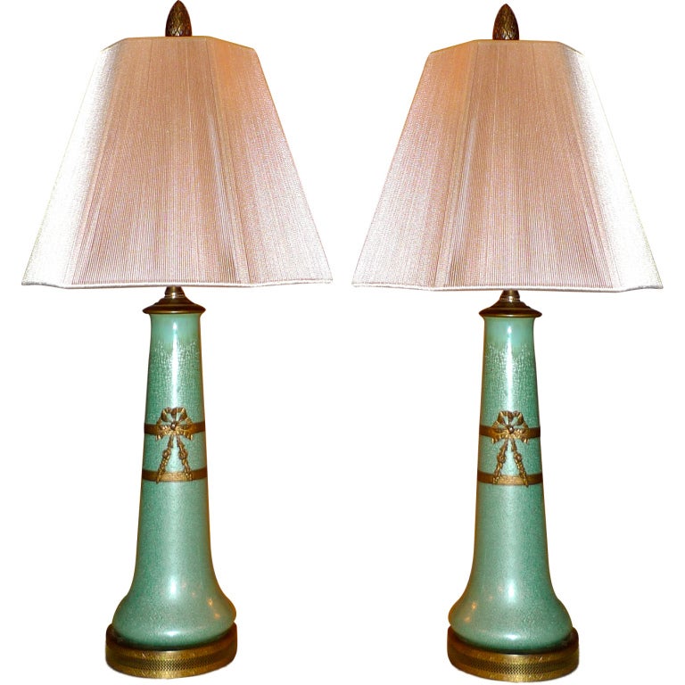 Paar französische, mit Goldbronze beschlagene Celadon-Emaille-Vasen als Lampen