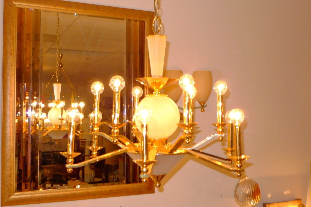 Italiano Lampadario in ottone e vetro smerigliato in vendita