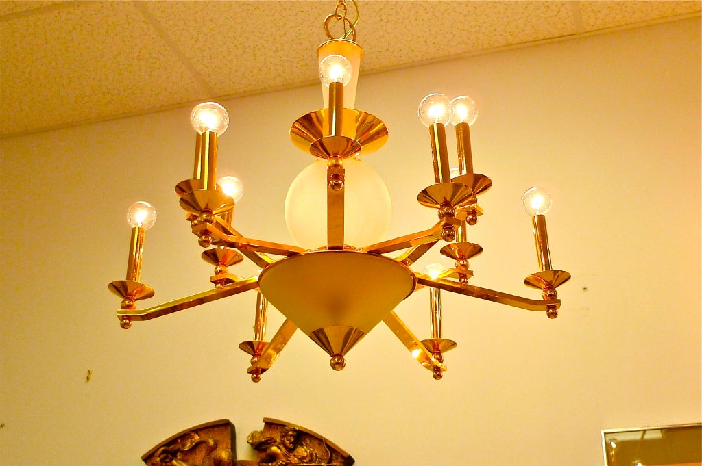 Un lampadario a 12 bracci in ottone e vetro satinato di grandi dimensioni 