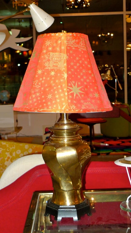 Paar gedrehte Vintage-Vasenlampen aus Messing in Vasenform (Mitte des 20. Jahrhunderts) im Angebot