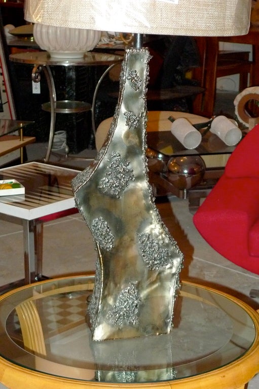 Eine seltene und außergewöhnliche Tischlampe aus plastischem und patiniertem Stahl des berühmten italienischen Keramikers Marcello Fantoni. Asymmetrische Form (wie eine Lammkeule oder ein Parmaschinken!). Auf der Unterseite gestempelt 