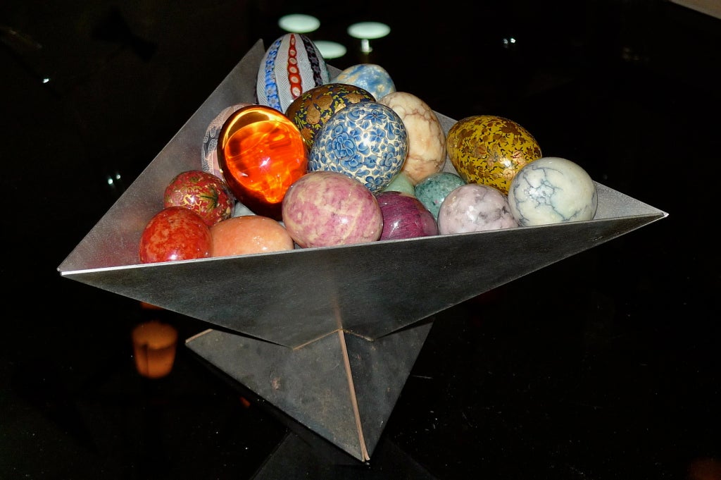 Puzzle-Schale aus Metall von Simon Maltby mit Eiern aus Kunst (amerikanisch) im Angebot