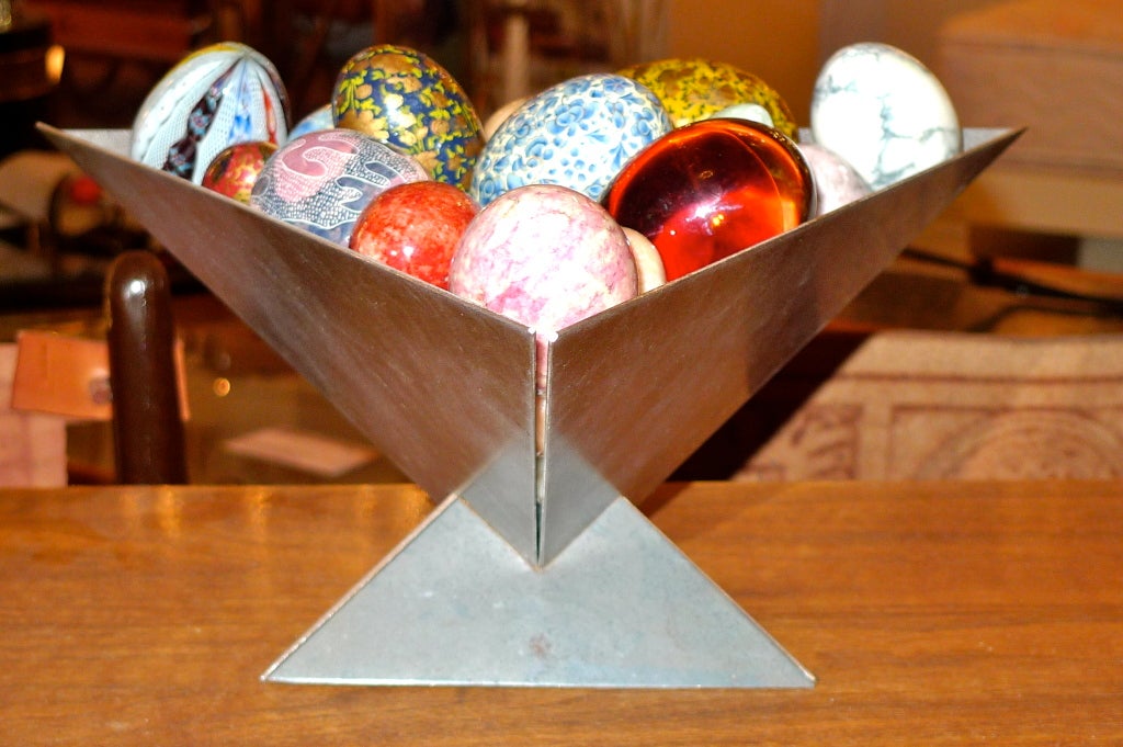 Puzzle-Schale aus Metall von Simon Maltby mit Eiern aus Kunst (Daunen) im Angebot