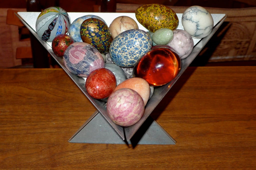 Puzzle-Schale aus Metall von Simon Maltby mit Eiern aus Kunst im Angebot 1