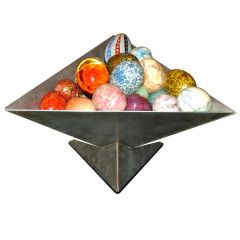 Puzzle-Schale aus Metall von Simon Maltby mit Eiern aus Kunst