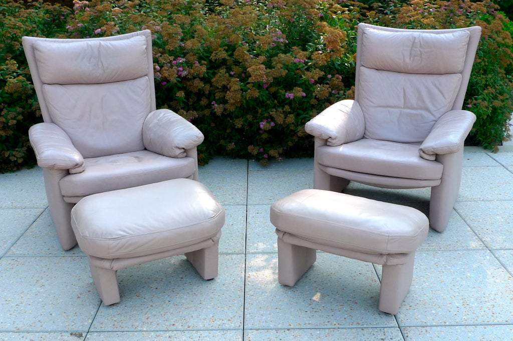 Excellent pair of pale mauve leather hydraulic reclining lounge chairs and ottomans by Rolf-Benz.  Model Adagio.  Designed by Wil Eckstein.



Price is for the pair.