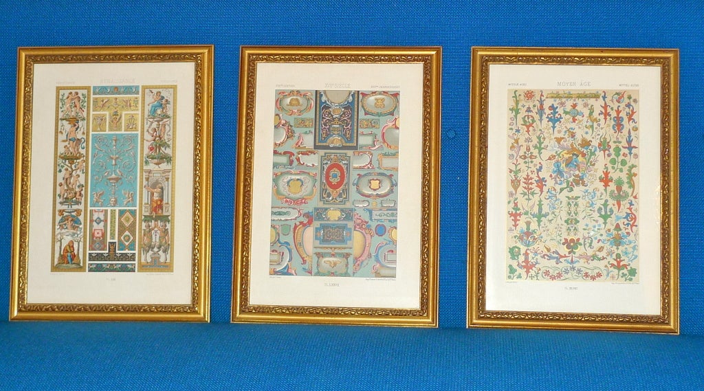 Trois planches de chromolithographie montées et encadrées de bois doré, extraites de L'Ornement Polychrome : Motifs de tous les styles, art ancien et asiatique, Moyen Age, Renaissance, XVIIe et XVIIIe siècles, par A. Racinet, 1869-1873. Publié par