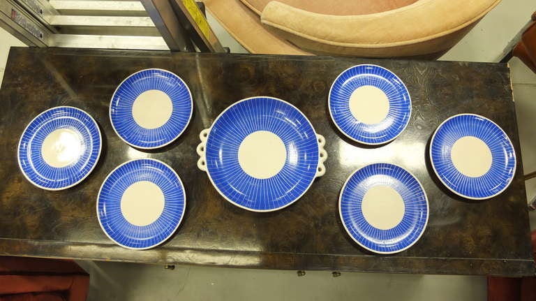 Hübsches 7-teiliges Dessert-Set (6 kleine Teller und eine Servierplatte) mit dekorativen verschnörkelten Griffen, die an einige der frühen futuristischen Entwürfe von Gio Ponti für Richard Ginori erinnern.