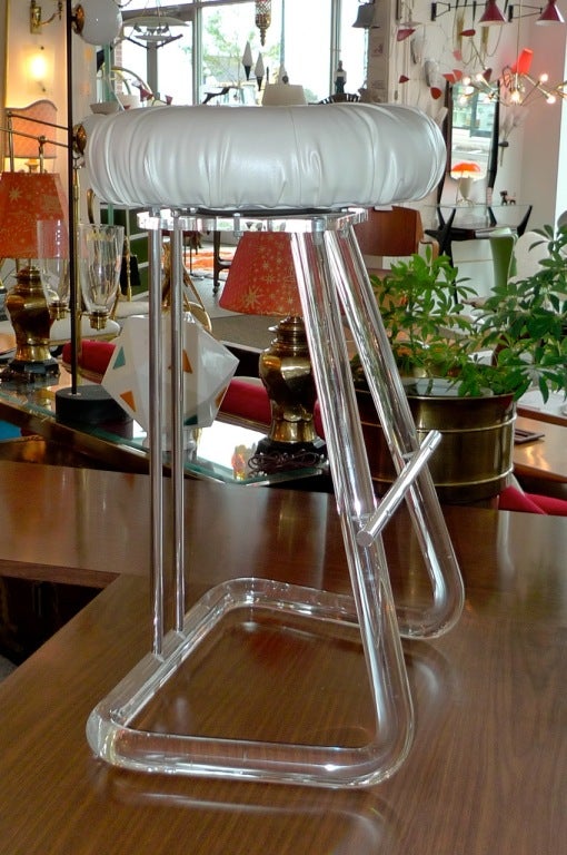 Lion in Frost Set of 4 Lucite & Chrome Swivel Bar Stools  In Good Condition For Sale In Hanover, MA