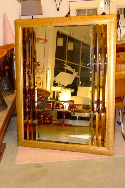 Mid-Century Modern Miroir à bordures multicolores tricolores et biseautés dans un cadre en bois doré en vente