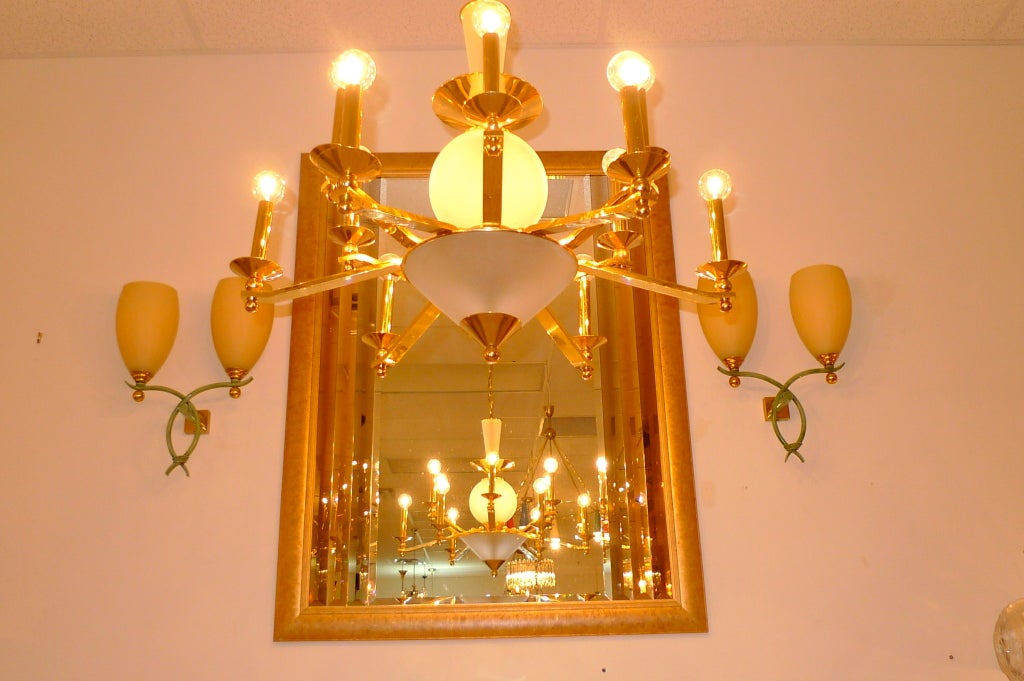 Miroir à bordures multicolores tricolores et biseautés dans un cadre en bois doré Excellent état - En vente à Hanover, MA