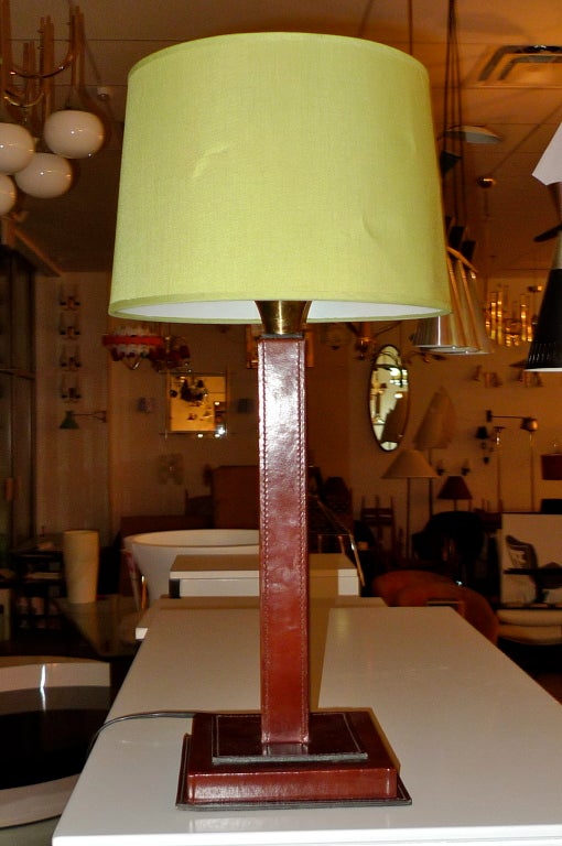 Quadratische Säulenlampe aus Leder mit Sattelstickerei aus den 1950er Jahren (Messing) im Angebot