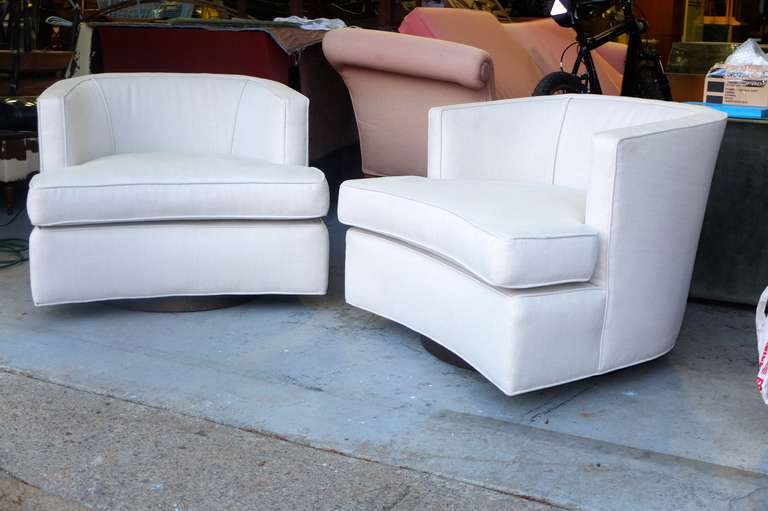 Mid-20th Century Pair of Harvey Probber Swivel Lounge Chairs