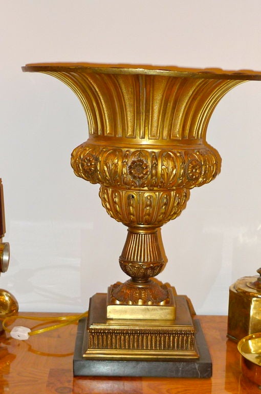 Français Lampe urne française en bronze doré en vente