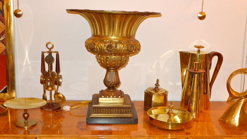 Milieu du XXe siècle Lampe urne française en bronze doré en vente