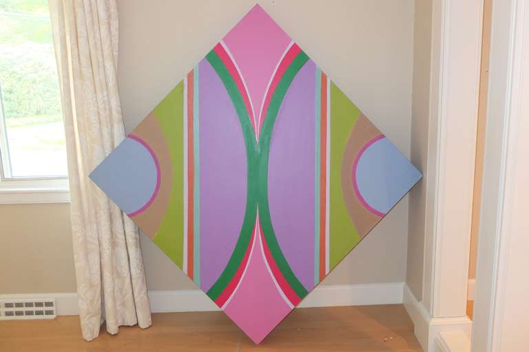 Dieses Gemälde von Marguerite Abdun-Nabi, das diagonal oder quadratisch aufgehängt werden kann, zeigt ihren spielerischen Umgang mit Farbe in strukturellen Geometrien.