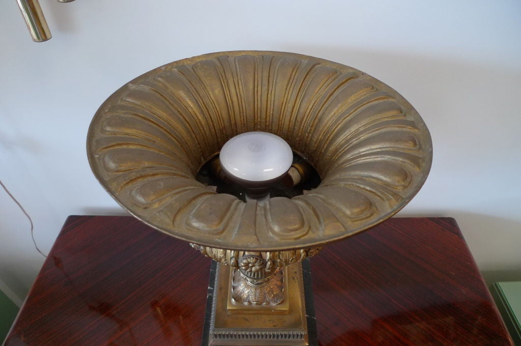 Urne classique en ormulu et bronze sur un piédestal en marbre, câblée comme une lampe.  Actuellement utilisé comme éclairage d'appoint.