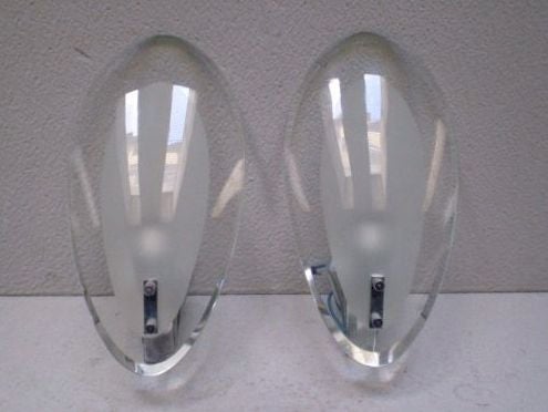 Deux paires de verres convexes de forme oblongue avec centre dépoli et garnitures et montures en chrome poli. <br />
Veuillez noter que je les ai montés sur une planche recouverte de daim pour l'exposition de mon magasin.  Sur une paire, le verre