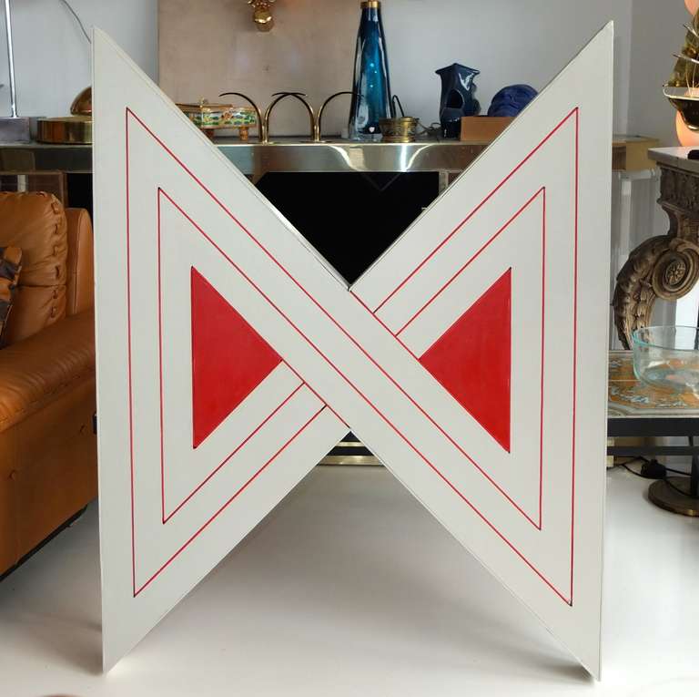 La forma unica e scultorea della farfalla si presenta come un dittico geometrico astratto.  Può essere appeso in orizzontale o in verticale.

Vedi le immagini 8 e 9 per le informazioni sull'artista.