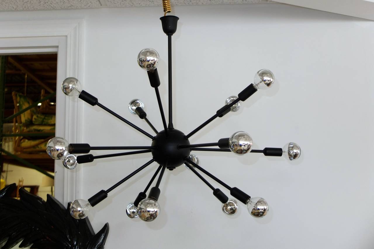 Mid-Century Modern Lustre Spoutnik noir sur laiton des années 1950 en vente