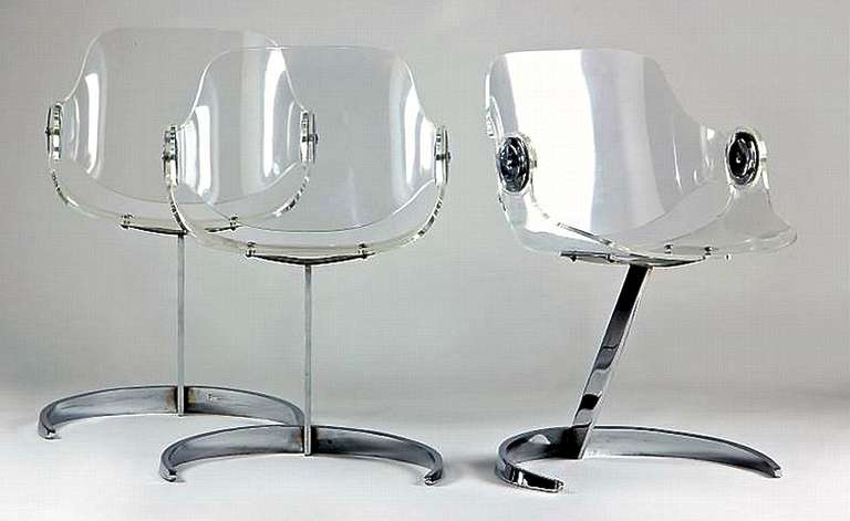 Boris Tabacoff Ensemble de trois chaises en plexiglas et chrome