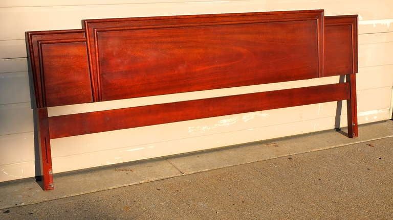 Cabecero modernista de caoba tamaño King de la colección Viscount, fabricado por Gibbard Furniture Company de Canadá en marzo de 1956. Sólo se fabricaron 50 cabeceros (camas de paneles).

El Vizconde se anunciaba como lo último en muebles modernos
