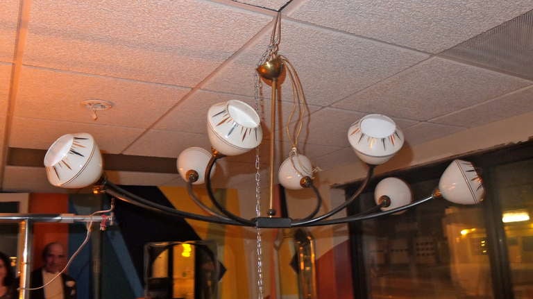 Lampadario francese a otto bracci in ferro degli anni '50 con insoliti globi in vetro lattiginoso in vendita 2