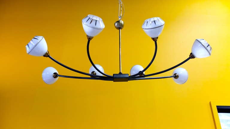 Francese Lampadario francese a otto bracci in ferro degli anni '50 con insoliti globi in vetro lattiginoso in vendita