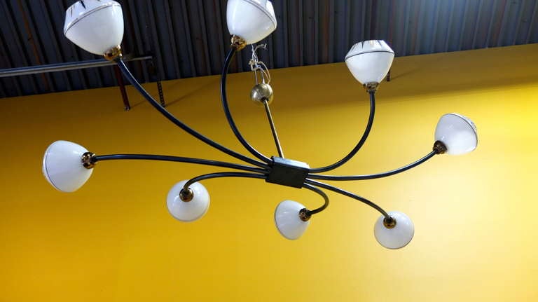 Lampadario francese a otto bracci in ferro degli anni '50 con insoliti globi in vetro lattiginoso In condizioni ottime in vendita a Hanover, MA