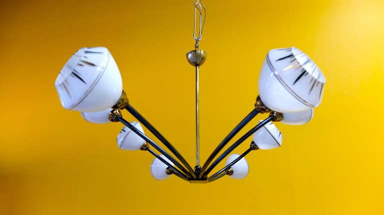 Metà XX secolo Lampadario francese a otto bracci in ferro degli anni '50 con insoliti globi in vetro lattiginoso in vendita