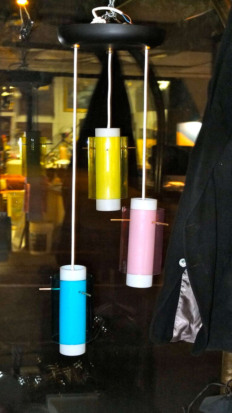 Suspension italienne des années 1950 en verre de couleur cylindrique à trois cylindres  Bon état - En vente à Hanover, MA