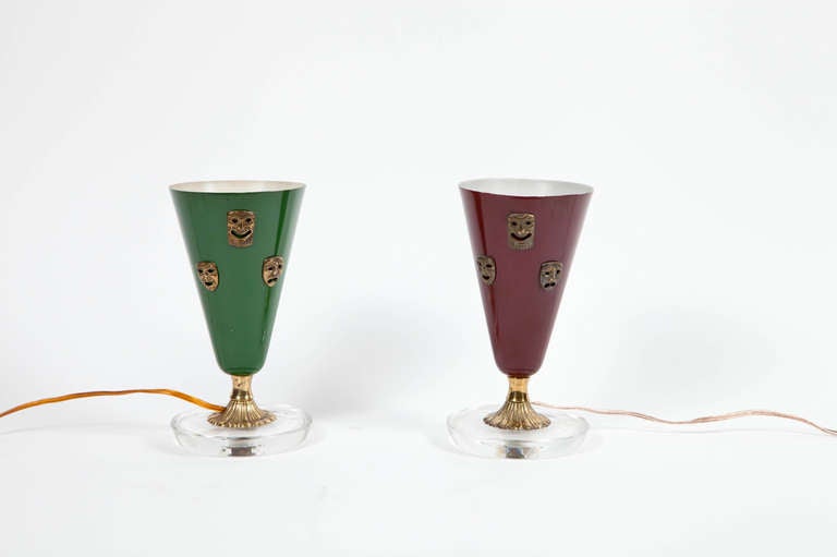 Absolut reizvolle Boudoir-Lampen, die 1951 von C.A.L.B. hergestellt wurden,  Cristalleria Artistica Lavorazione Brevettata, in Colle di Val d'Elsa, Italien, wo seit dem Mittelalter feinstes Kristall hergestellt wird.
Zwei Lampen verfügbar. Ein