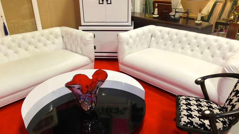 Original canapé chesterfield vintage à trois places en Naughahyde blanc avec six pieds cylindriques en bois.

Commandé par Charak Modern, Boston, vers 1960.

Veuillez noter que le siège d'amour assorti est vendu séparément.

