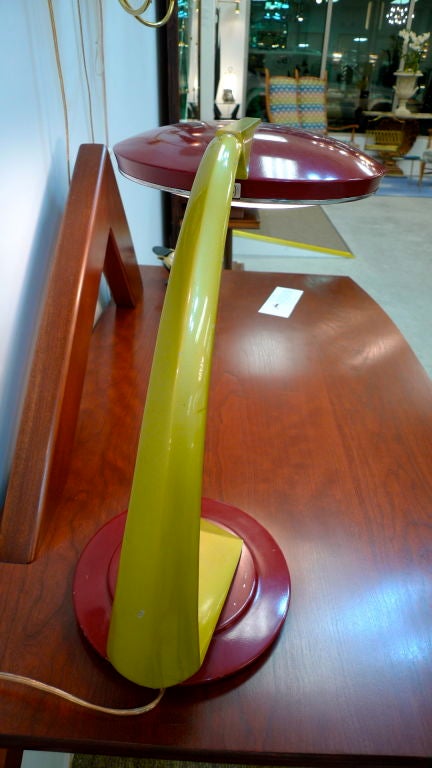 FASE of Madrid UFO-Schreibtischlampe in Burgunderrot und Gold (Stahl) im Angebot