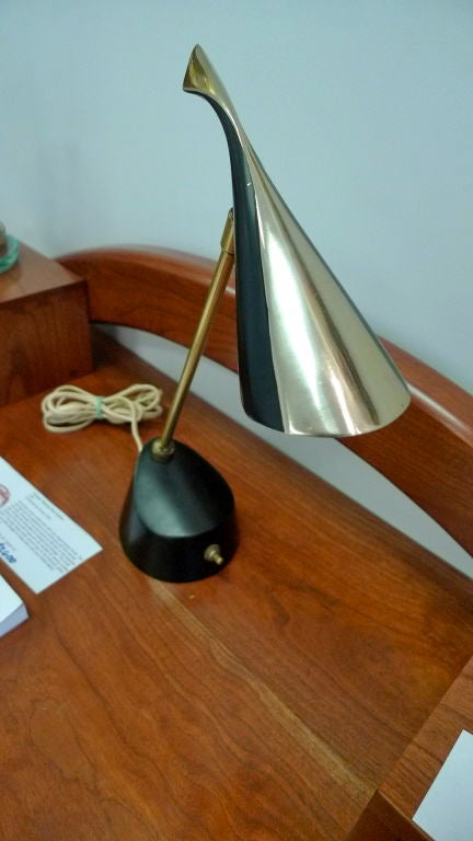 Laurel Lamp Lampe de bureau articulée des années 1950 qui est également destinée à être montée sur un mur. Tige réglable et tête pivotante. Pièce de qualité.