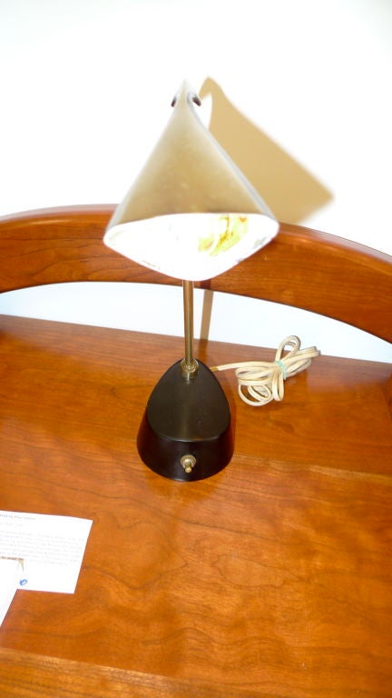 Laiton Lampe de bureau ou lampe murale pivotante par Laurel Lamp Studios en vente